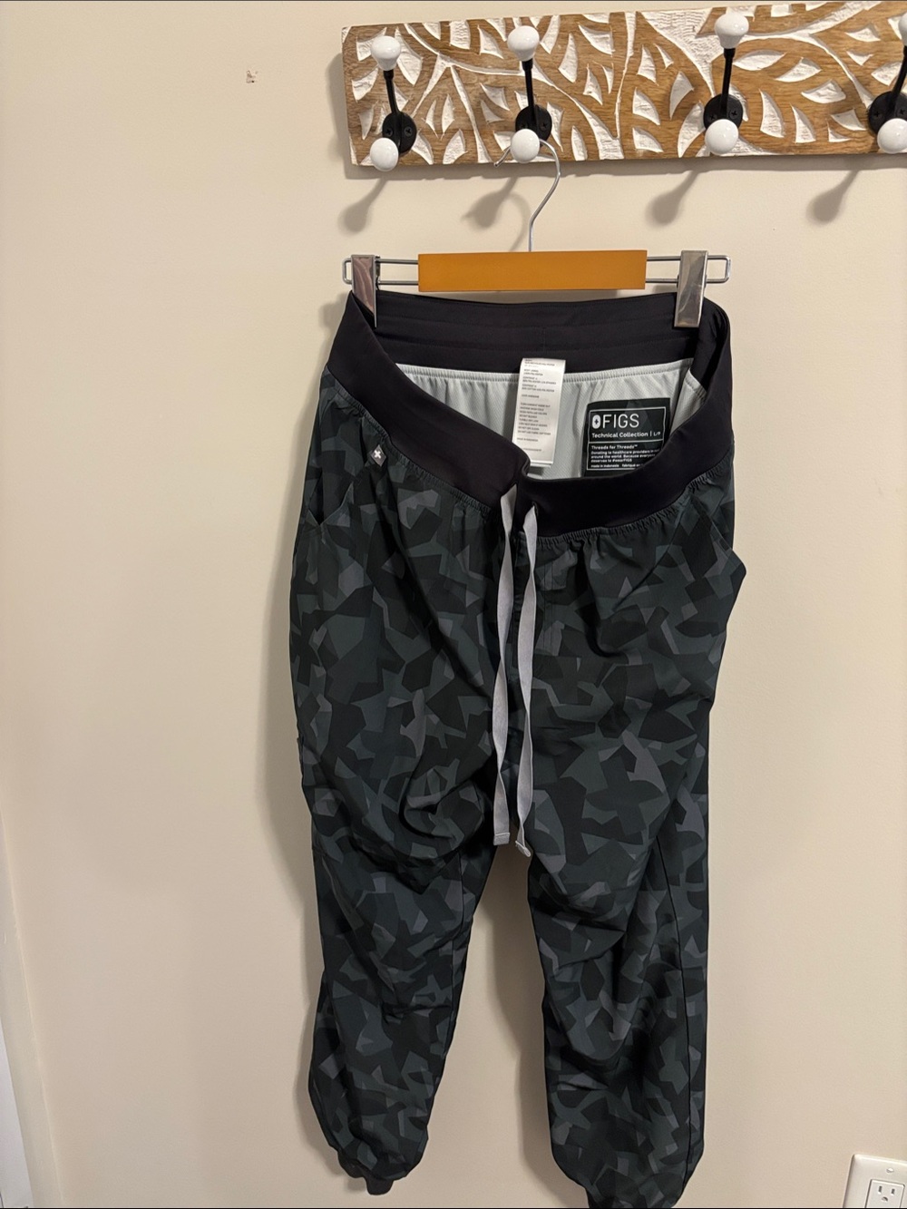 Figs Women's Black & Gray Geometric Jogger Pants